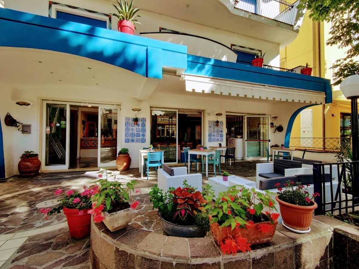 Hotel Adria B&B - Colazione Fino Alle 12 Misano Adriatico Exterior photo