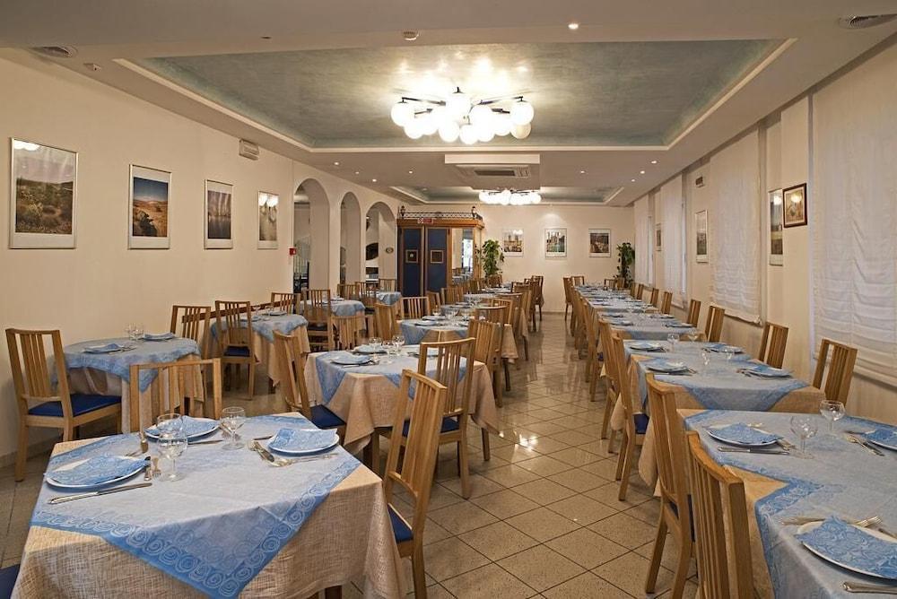Hotel Adria B&B - Colazione Fino Alle 12 Misano Adriatico Exterior photo