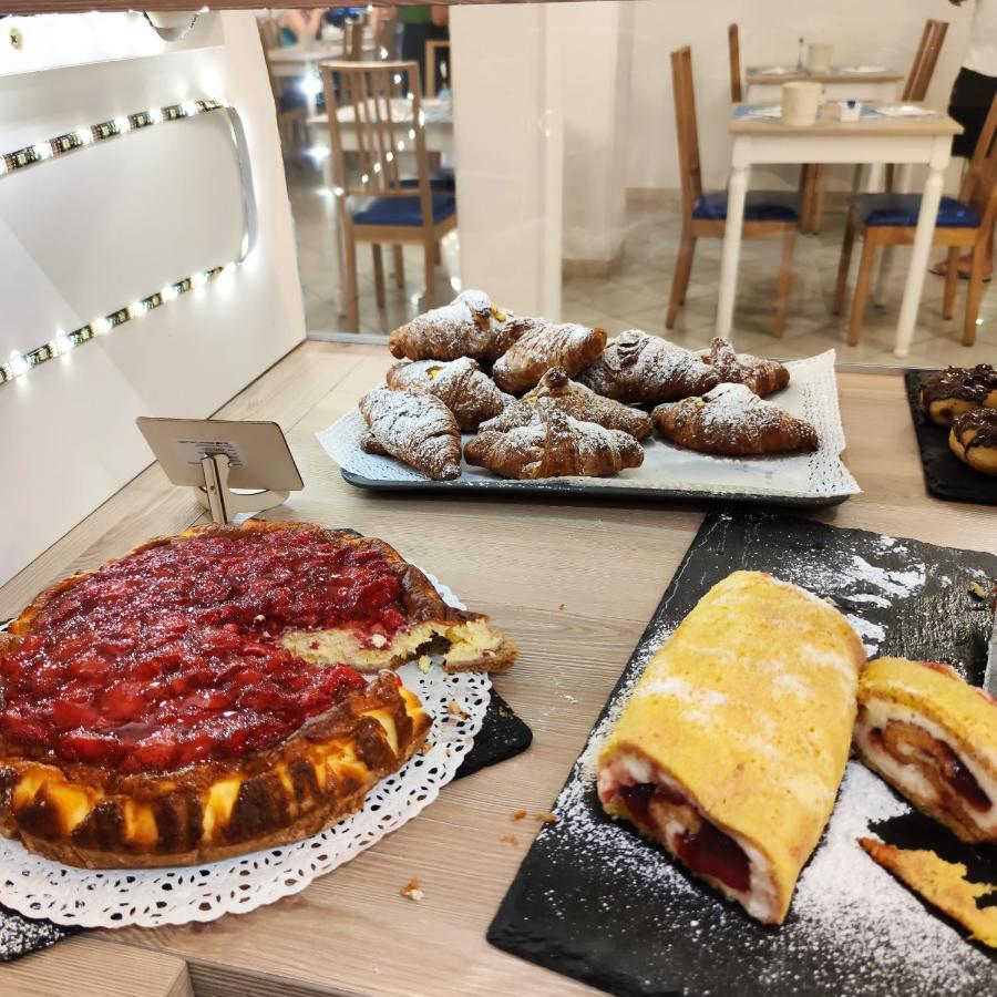 Hotel Adria B&B - Colazione Fino Alle 12 Misano Adriatico Exterior photo